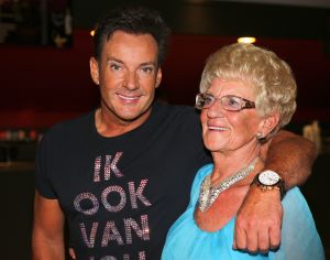29-05-2013 SHOWBIZZ; TOPPERS BELEEFDEN ALWEER EEN HOOGTE PUNT. Meer dan 200.000 buikdanseressen en sjeiks gingen volledig los op de muziek van Rene Froger-Gerard Joling-Jeroen v.d.Boom-Najib Amhali-Ernst Daniel Smit-Rene Schuurmans-Tavares-Venga Boys-Robert Leroy-Jan Smit en de 3 JS. Het was weer het TOPPERS feest bij uitstek. Volgend jaar de finale, het 1ste jubileum van de TOPPERS. Misschien wel compleet met GORDON. We gaan het meemaken.
foto: Albert den Iseger
