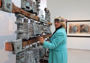 24-05-2013 SHOWBIZZ; GERTI BIERENBROODSPOT EN FONG LENG AL JAREN SOULMATE-S. Gerti en Fong Leng zijn al vele jaren bevriend en delen hun creative manier van leven en kunst  als het hun beide uitkomt. Gerti is altijd weg en onderweg naar nieuwe projecten, maar hun vriendschap is diepgeworteld en duurt intussen al vele tientallen jaren. Barbara Plugge ontmoette beide dames in het Van der Togt museum en sprak beide dames tussen de unieki kunst van Gerti. Deze week het verhaal in weekblad PRIVE.
foto: Albert den Iseger