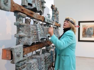 24-05-2013 SHOWBIZZ; GERTI BIERENBROODSPOT EN FONG LENG AL JAREN SOULMATE-S. Gerti en Fong Leng zijn al vele jaren bevriend en delen hun creative manier van leven en kunst  als het hun beide uitkomt. Gerti is altijd weg en onderweg naar nieuwe projecten, maar hun vriendschap is diepgeworteld en duurt intussen al vele tientallen jaren. Barbara Plugge ontmoette beide dames in het Van der Togt museum en sprak beide dames tussen de unieki kunst van Gerti. Deze week het verhaal in weekblad PRIVE.
foto: Albert den Iseger