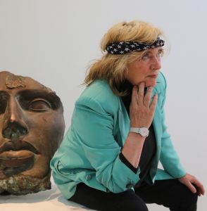 24-05-2013 SHOWBIZZ; GERTI BIERENBROODSPOT EN FONG LENG AL JAREN SOULMATE-S. Gerti en Fong Leng zijn al vele jaren bevriend en delen hun creative manier van leven en kunst  als het hun beide uitkomt. Gerti is altijd weg en onderweg naar nieuwe projecten, maar hun vriendschap is diepgeworteld en duurt intussen al vele tientallen jaren. Barbara Plugge ontmoette beide dames in het Van der Togt museum en sprak beide dames tussen de unieki kunst van Gerti. Deze week het verhaal in weekblad PRIVE.
foto: Albert den Iseger