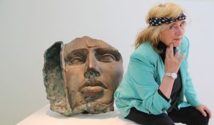 24-05-2013 SHOWBIZZ; GERTI BIERENBROODSPOT EN FONG LENG AL JAREN SOULMATE-S. Gerti en Fong Leng zijn al vele jaren bevriend en delen hun creative manier van leven en kunst  als het hun beide uitkomt. Gerti is altijd weg en onderweg naar nieuwe projecten, maar hun vriendschap is diepgeworteld en duurt intussen al vele tientallen jaren. Barbara Plugge ontmoette beide dames in het Van der Togt museum en sprak beide dames tussen de unieki kunst van Gerti. Deze week het verhaal in weekblad PRIVE.
foto: Albert den Iseger