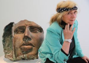 24-05-2013 SHOWBIZZ; GERTI BIERENBROODSPOT EN FONG LENG AL JAREN SOULMATE-S. Gerti en Fong Leng zijn al vele jaren bevriend en delen hun creative manier van leven en kunst  als het hun beide uitkomt. Gerti is altijd weg en onderweg naar nieuwe projecten, maar hun vriendschap is diepgeworteld en duurt intussen al vele tientallen jaren. Barbara Plugge ontmoette beide dames in het Van der Togt museum en sprak beide dames tussen de unieki kunst van Gerti. Deze week het verhaal in weekblad PRIVE.
foto: Albert den Iseger