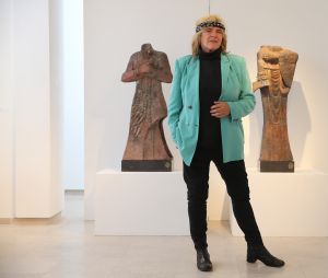 24-05-2013 SHOWBIZZ; GERTI BIERENBROODSPOT EN FONG LENG AL JAREN SOULMATE-S. Gerti en Fong Leng zijn al vele jaren bevriend en delen hun creative manier van leven en kunst  als het hun beide uitkomt. Gerti is altijd weg en onderweg naar nieuwe projecten, maar hun vriendschap is diepgeworteld en duurt intussen al vele tientallen jaren. Barbara Plugge ontmoette beide dames in het Van der Togt museum en sprak beide dames tussen de unieki kunst van Gerti. Deze week het verhaal in weekblad PRIVE.
foto: Albert den Iseger