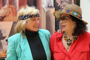 24-05-2013 SHOWBIZZ; GERTI BIERENBROODSPOT EN FONG LENG AL JAREN SOULMATE-S. Gerti en Fong Leng zijn al vele jaren bevriend en delen hun creative manier van leven en kunst  als het hun beide uitkomt. Gerti is altijd weg en onderweg naar nieuwe projecten, maar hun vriendschap is diepgeworteld en duurt intussen al vele tientallen jaren. Barbara Plugge ontmoette beide dames in het Van der Togt museum en sprak beide dames tussen de unieki kunst van Gerti. Deze week het verhaal in weekblad PRIVE.
foto: Albert den Iseger