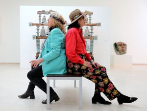 24-05-2013 SHOWBIZZ; GERTI BIERENBROODSPOT EN FONG LENG AL JAREN SOULMATE-S. Gerti en Fong Leng zijn al vele jaren bevriend en delen hun creative manier van leven en kunst  als het hun beide uitkomt. Gerti is altijd weg en onderweg naar nieuwe projecten, maar hun vriendschap is diepgeworteld en duurt intussen al vele tientallen jaren. Barbara Plugge ontmoette beide dames in het Van der Togt museum en sprak beide dames tussen de unieki kunst van Gerti. Deze week het verhaal in weekblad PRIVE.
foto: Albert den Iseger