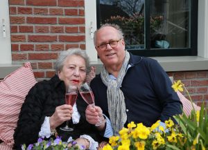 12-05-2013 SHOWBIZZ; VANDAAG EMOTIONELE MOEDERDAG IN HINDELOPEN. De moeder van keukenprins Joop Braakhekke is 102 jaar oud en woont op het mooiste plekje van Hindelopen. Ze viert vandaag moederdag met haar zoon Joop en enkele vriendinnen. Wij gingen op bezoek bij moeder Loek en zoon Joop Braakhekke. Vandaag op pagina Prive in de Telegraaf een prachtig verhaal van Barbara Plugge.
foto: Albert den Iseger