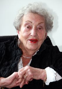 12-05-2013 SHOWBIZZ; VANDAAG EMOTIONELE MOEDERDAG IN HINDELOPEN. De moeder van keukenprins Joop Braakhekke is 102 jaar oud en woont op het mooiste plekje van Hindelopen. Ze viert vandaag moederdag met haar zoon Joop en enkele vriendinnen. Wij gingen op bezoek bij moeder Loek en zoon Joop Braakhekke. Vandaag op pagina Prive in de Telegraaf een prachtig verhaal van Barbara Plugge.
foto: Albert den Iseger
