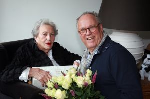 12-05-2013 SHOWBIZZ; VANDAAG EMOTIONELE MOEDERDAG IN HINDELOPEN. De moeder van keukenprins Joop Braakhekke is 102 jaar oud en woont op het mooiste plekje van Hindelopen. Ze viert vandaag moederdag met haar zoon Joop en enkele vriendinnen. Wij gingen op bezoek bij moeder Loek en zoon Joop Braakhekke. Vandaag op pagina Prive in de Telegraaf een prachtig verhaal van Barbara Plugge.
foto: Albert den Iseger