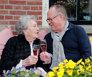 12-05-2013 SHOWBIZZ; VANDAAG EMOTIONELE MOEDERDAG IN HINDELOPEN. De moeder van keukenprins Joop Braakhekke is 102 jaar oud en woont op het mooiste plekje van Hindelopen. Ze viert vandaag moederdag met haar zoon Joop en enkele vriendinnen. Wij gingen op bezoek bij moeder Loek en zoon Joop Braakhekke. Vandaag op pagina Prive in de Telegraaf een prachtig verhaal van Barbara Plugge.
foto: Albert den Iseger