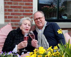 12-05-2013 SHOWBIZZ; VANDAAG EMOTIONELE MOEDERDAG IN HINDELOPEN. De moeder van keukenprins Joop Braakhekke is 102 jaar oud en woont op het mooiste plekje van Hindelopen. Ze viert vandaag moederdag met haar zoon Joop en enkele vriendinnen. Wij gingen op bezoek bij moeder Loek en zoon Joop Braakhekke. Vandaag op pagina Prive in de Telegraaf een prachtig verhaal van Barbara Plugge.
foto: Albert den Iseger