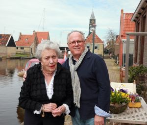 12-05-2013 SHOWBIZZ; VANDAAG EMOTIONELE MOEDERDAG IN HINDELOPEN. De moeder van keukenprins Joop Braakhekke is 102 jaar oud en woont op het mooiste plekje van Hindelopen. Ze viert vandaag moederdag met haar zoon Joop en enkele vriendinnen. Wij gingen op bezoek bij moeder Loek en zoon Joop Braakhekke. Vandaag op pagina Prive in de Telegraaf een prachtig verhaal van Barbara Plugge.
foto: Albert den Iseger