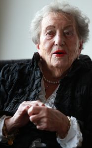 12-05-2013 SHOWBIZZ; VANDAAG EMOTIONELE MOEDERDAG IN HINDELOPEN. De moeder van keukenprins Joop Braakhekke is 102 jaar oud en woont op het mooiste plekje van Hindelopen. Ze viert vandaag moederdag met haar zoon Joop en enkele vriendinnen. Wij gingen op bezoek bij moeder Loek en zoon Joop Braakhekke. Vandaag op pagina Prive in de Telegraaf een prachtig verhaal van Barbara Plugge.
foto: Albert den Iseger