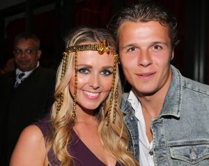 29-05-2013 SHOWBIZZ; TOPPERS BELEEFDEN ALWEER EEN HOOGTE PUNT. Meer dan 200.000 buikdanseressen en sjeiks gingen volledig los op de muziek van Rene Froger-Gerard Joling-Jeroen v.d.Boom-Najib Amhali-Ernst Daniel Smit-Rene Schuurmans-Tavares-Venga Boys-Robert Leroy-Jan Smit en de 3 JS. Het was weer het TOPPERS feest bij uitstek. Volgend jaar de finale, het 1ste jubileum van de TOPPERS. Misschien wel compleet met GORDON. We gaan het meemaken.
foto: Albert den Iseger