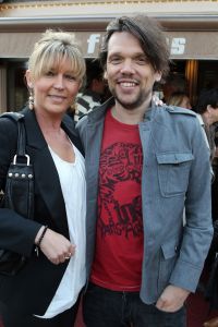 23-05-2013 SHOWBIZZ; SASKIA NOORT SCHRIJFT HET LIEFST ALLEEN IN HAAR VILLA OP IBIZA. Ik schrijf het liefste alleen, zei Noort woensdag in Van Der Vorst Ziet Sterren. Tien jaar geleden ging ze voor het eerst met haar kinderen naar het eiland, met tegenzin. Maar vanaf dat moment werd ik verliefd. Ik dacht: als ik ooit geld ga verdienen, koop ik hier een huis. Een paar jaar later, na de publicatie van De Eetclub, diende dat moment zich aan. 
Aan de keukentafel werkt ze het beste. In Amsterdam schrijf ik ook wel, maar daar is altijd gedoe. De kinderen zijn er. Ik moet niet het gevoel hebben dat ik om drie uur iets moet doen.
Als ze aan een nieuwe thriller werkt, kan het wel eens behoorlijk spannend worden in haar eentje op het eiland. Vooral met die wind en als het gaat klapperen. Dan gaan de deuren op slot en belt ze haar vriend. Dan praten we over koetjes en kalfjes. En dan gaat het weer.
Haar nieuwe vlam, bloemenkweker in Ecuador, is nog niet zo lang in het leven van de 46-jarige schrijfster. Na 22 jaar zette ze een punt achter haar relatie met de vader van haar kinderen.
Veel mannen vinden het moeilijk als een vrouw succesvol is, zegt ze daarover. Niet alleen hij, ook de mannen die ik daarna ontmoette hadden daar moeite mee. Mannen willen boven je staan, meer geld verdienen. Mannen voelen zich heel klein naast mij. In het begin vond ik dat stom. Ik dacht: er is toch geld, er is toch aandacht. Intussen begrijpt ze naar eigen zeggen meer van het ego van de man.
Ze werkt op dit moment hard aan een nieuw boek, de opvolger van De Eetclub. Critici die schrijven dat haar boeken bepaald geen literaire thrillers zijn, zou Saskia het liefste  hier over de muur heen flikkeren,  De succesvolle schrijfster weet wel beter. Een vriendin van mij vergeleek mij met IKEA. Elk Nederlands huishouden heeft wel een Saskia Noort in de kast staan.
Foto: Albert den Iseger.