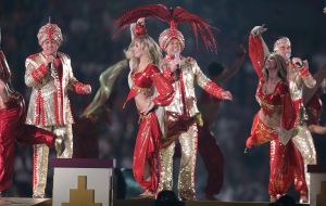 29-05-2013 SHOWBIZZ; TOPPERS BELEEFDEN ALWEER EEN HOOGTE PUNT. Meer dan 200.000 buikdanseressen en sjeiks gingen volledig los op de muziek van Rene Froger-Gerard Joling-Jeroen v.d.Boom-Najib Amhali-Ernst Daniel Smit-Rene Schuurmans-Tavares-Venga Boys-Robert Leroy-Jan Smit en de 3 JS. Het was weer het TOPPERS feest bij uitstek. Volgend jaar de finale, het 1ste jubileum van de TOPPERS. Misschien wel compleet met GORDON. We gaan het meemaken.
foto: Albert den Iseger