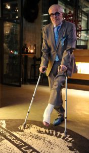 08-05-2013 SHOWBIZZ; WILLEM REIMERS IS ERG GEHANDICAPT MET BEEN IN HET GIPS. Willem heeft op de luchthaven van Jakarta een ongeluk gehad en heeft zijn enkel op 6 plaatsen gebroken. Barbara Plugge zocht Willem op en schreef een verhaal voor pagina Prive in de Telegraaf.
foto: Albert den Iseger