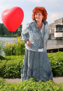 23-05-2014 SHOWBIZZZ; IMCA MARINA STRAALT WEER. Vandaag sprak PRIVE met IMCA in het lente zonnetje en gelukkig gaat het weer goed met haar. Het hele verhaal staat vandaag op de pagina PRIVE van de TELEGRAAF.
foto: Albert den Iseger.