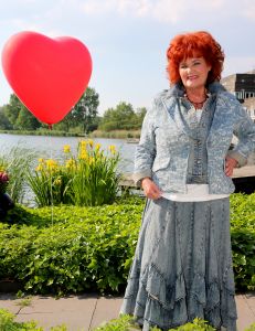 23-05-2014 SHOWBIZZZ; IMCA MARINA STRAALT WEER. Vandaag sprak PRIVE met IMCA in het lente zonnetje en gelukkig gaat het weer goed met haar. Het hele verhaal staat vandaag op de pagina PRIVE van de TELEGRAAF.
foto: Albert den Iseger.