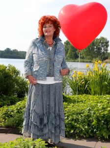 23-05-2014 SHOWBIZZZ; IMCA MARINA STRAALT WEER. Vandaag sprak PRIVE met IMCA in het lente zonnetje en gelukkig gaat het weer goed met haar. Het hele verhaal staat vandaag op de pagina PRIVE van de TELEGRAAF.
foto: Albert den Iseger.