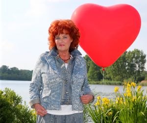 23-05-2014 SHOWBIZZZ; IMCA MARINA STRAALT WEER. Vandaag sprak PRIVE met IMCA in het lente zonnetje en gelukkig gaat het weer goed met haar. Het hele verhaal staat vandaag op de pagina PRIVE van de TELEGRAAF.
foto: Albert den Iseger.