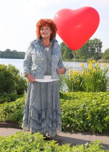 23-05-2014 SHOWBIZZZ; IMCA MARINA STRAALT WEER. Vandaag sprak PRIVE met IMCA in het lente zonnetje en gelukkig gaat het weer goed met haar. Het hele verhaal staat vandaag op de pagina PRIVE van de TELEGRAAF.
foto: Albert den Iseger.