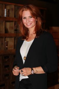 13-05-2014 SHOWBIZZ; NANNIC PARTY GROOT SUCCES MET VELE BN-ers VROUWEN.
Betty de Groot had in samenwerking met TIMOTHY OULTON weer een pracht van een dag georganiseerd waarop vele bekenden waren komen opdraven oa. Quinty Trustfull-Mariska van Kolck-Patricia Steur-Barbara Plugge-Sheila de Vries-Corry Konings-Leontine Borsato-Hind-Beertje van Beesr en nog vele anderen.Quinty Trustfull ontving de Nannic Award voor Strong Woman 2014.
foto: Albert den Iseger.