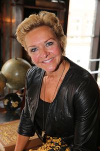 13-05-2014 SHOWBIZZ; NANNIC PARTY GROOT SUCCES MET VELE BN-ers VROUWEN.
Betty de Groot had in samenwerking met TIMOTHY OULTON weer een pracht van een dag georganiseerd waarop vele bekenden waren komen opdraven oa. Quinty Trustfull-Mariska van Kolck-Patricia Steur-Barbara Plugge-Sheila de Vries-Corry Konings-Leontine Borsato-Hind-Beertje van Beesr en nog vele anderen.Quinty Trustfull ontving de Nannic Award voor Strong Woman 2014.
foto: Albert den Iseger.