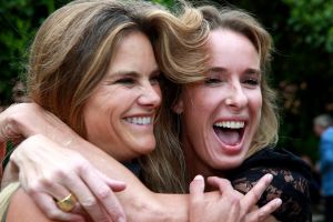 20-05-2016 SHOWBIZZ; MICKY HOOGENDIJK-JUDITH WIERSEMA EN LOLO LOREN WERDEN VERRAST DOOR ROB SCHOLTE.
Rob Scholte kwam naar Naarden om hun expositie te openen. Rob al weer enige tijd goede vriendjes met Micky verraste de 3 dames met een verrassende opening speech.
foto: Albert den Iseger