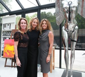 20-05-2016 SHOWBIZZ; MICKY HOOGENDIJK-JUDITH WIERSEMA EN LOLO LOREN WERDEN VERRAST DOOR ROB SCHOLTE.
Rob Scholte kwam naar Naarden om hun expositie te openen. Rob al weer enige tijd goede vriendjes met Micky verraste de 3 dames met een verrassende opening speech.
foto: Albert den Iseger