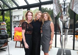 20-05-2016 SHOWBIZZ; MICKY HOOGENDIJK-JUDITH WIERSEMA EN LOLO LOREN WERDEN VERRAST DOOR ROB SCHOLTE.
Rob Scholte kwam naar Naarden om hun expositie te openen. Rob al weer enige tijd goede vriendjes met Micky verraste de 3 dames met een verrassende opening speech.
foto: Albert den Iseger