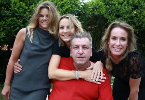 20-05-2016 SHOWBIZZ; MICKY HOOGENDIJK-JUDITH WIERSEMA EN LOLO LOREN WERDEN VERRAST DOOR ROB SCHOLTE.
Rob Scholte kwam naar Naarden om hun expositie te openen. Rob al weer enige tijd goede vriendjes met Micky verraste de 3 dames met een verrassende opening speech.
foto: Albert den Iseger