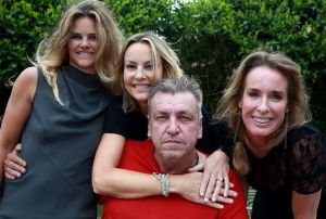 20-05-2016 SHOWBIZZ; MICKY HOOGENDIJK-JUDITH WIERSEMA EN LOLO LOREN WERDEN VERRAST DOOR ROB SCHOLTE.
Rob Scholte kwam naar Naarden om hun expositie te openen. Rob al weer enige tijd goede vriendjes met Micky verraste de 3 dames met een verrassende opening speech.
foto: Albert den Iseger