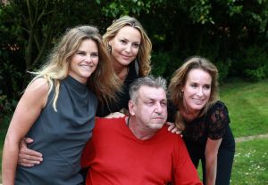 20-05-2016 SHOWBIZZ; MICKY HOOGENDIJK-JUDITH WIERSEMA EN LOLO LOREN WERDEN VERRAST DOOR ROB SCHOLTE.
Rob Scholte kwam naar Naarden om hun expositie te openen. Rob al weer enige tijd goede vriendjes met Micky verraste de 3 dames met een verrassende opening speech.
foto: Albert den Iseger