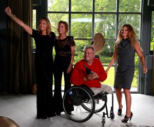 20-05-2016 SHOWBIZZ; MICKY HOOGENDIJK-JUDITH WIERSEMA EN LOLO LOREN WERDEN VERRAST DOOR ROB SCHOLTE.
Rob Scholte kwam naar Naarden om hun expositie te openen. Rob al weer enige tijd goede vriendjes met Micky verraste de 3 dames met een verrassende opening speech.
foto: Albert den Iseger