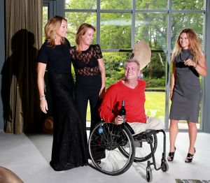 20-05-2016 SHOWBIZZ; MICKY HOOGENDIJK-JUDITH WIERSEMA EN LOLO LOREN WERDEN VERRAST DOOR ROB SCHOLTE.
Rob Scholte kwam naar Naarden om hun expositie te openen. Rob al weer enige tijd goede vriendjes met Micky verraste de 3 dames met een verrassende opening speech.
foto: Albert den Iseger