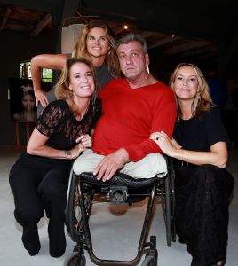 20-05-2016 SHOWBIZZ; MICKY HOOGENDIJK-JUDITH WIERSEMA EN LOLO LOREN WERDEN VERRAST DOOR ROB SCHOLTE.
Rob Scholte kwam naar Naarden om hun expositie te openen. Rob al weer enige tijd goede vriendjes met Micky verraste de 3 dames met een verrassende opening speech.
foto: Albert den Iseger