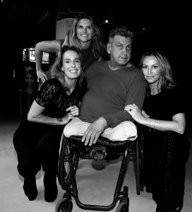 20-05-2016 SHOWBIZZ; MICKY HOOGENDIJK-JUDITH WIERSEMA EN LOLO LOREN WERDEN VERRAST DOOR ROB SCHOLTE.
Rob Scholte kwam naar Naarden om hun expositie te openen. Rob al weer enige tijd goede vriendjes met Micky verraste de 3 dames met een verrassende opening speech.
foto: Albert den Iseger