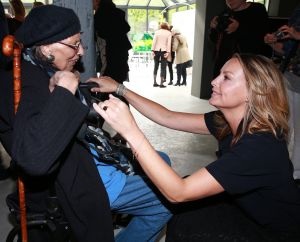20-05-2016 SHOWBIZZ; MICKY HOOGENDIJK-JUDITH WIERSEMA EN LOLO LOREN WERDEN VERRAST DOOR ROB SCHOLTE.
Rob Scholte kwam naar Naarden om hun expositie te openen. Rob al weer enige tijd goede vriendjes met Micky verraste de 3 dames met een verrassende opening speech.
foto: Albert den Iseger