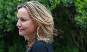 20-05-2016 SHOWBIZZ; MICKY HOOGENDIJK-JUDITH WIERSEMA EN LOLO LOREN WERDEN VERRAST DOOR ROB SCHOLTE.
Rob Scholte kwam naar Naarden om hun expositie te openen. Rob al weer enige tijd goede vriendjes met Micky verraste de 3 dames met een verrassende opening speech.
foto: Albert den Iseger