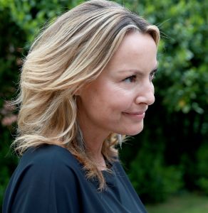 20-05-2016 SHOWBIZZ; MICKY HOOGENDIJK-JUDITH WIERSEMA EN LOLO LOREN WERDEN VERRAST DOOR ROB SCHOLTE.
Rob Scholte kwam naar Naarden om hun expositie te openen. Rob al weer enige tijd goede vriendjes met Micky verraste de 3 dames met een verrassende opening speech.
foto: Albert den Iseger