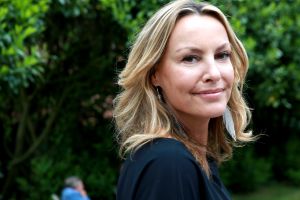 20-05-2016 SHOWBIZZ; MICKY HOOGENDIJK-JUDITH WIERSEMA EN LOLO LOREN WERDEN VERRAST DOOR ROB SCHOLTE.
Rob Scholte kwam naar Naarden om hun expositie te openen. Rob al weer enige tijd goede vriendjes met Micky verraste de 3 dames met een verrassende opening speech.
foto: Albert den Iseger