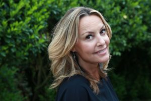 20-05-2016 SHOWBIZZ; MICKY HOOGENDIJK-JUDITH WIERSEMA EN LOLO LOREN WERDEN VERRAST DOOR ROB SCHOLTE.
Rob Scholte kwam naar Naarden om hun expositie te openen. Rob al weer enige tijd goede vriendjes met Micky verraste de 3 dames met een verrassende opening speech.
foto: Albert den Iseger