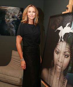 20-05-2016 SHOWBIZZ; MICKY HOOGENDIJK-JUDITH WIERSEMA EN LOLO LOREN WERDEN VERRAST DOOR ROB SCHOLTE.
Rob Scholte kwam naar Naarden om hun expositie te openen. Rob al weer enige tijd goede vriendjes met Micky verraste de 3 dames met een verrassende opening speech.
foto: Albert den Iseger