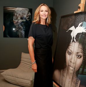 20-05-2016 SHOWBIZZ; MICKY HOOGENDIJK-JUDITH WIERSEMA EN LOLO LOREN WERDEN VERRAST DOOR ROB SCHOLTE.
Rob Scholte kwam naar Naarden om hun expositie te openen. Rob al weer enige tijd goede vriendjes met Micky verraste de 3 dames met een verrassende opening speech.
foto: Albert den Iseger