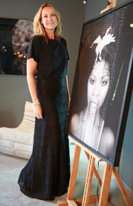 20-05-2016 SHOWBIZZ; MICKY HOOGENDIJK-JUDITH WIERSEMA EN LOLO LOREN WERDEN VERRAST DOOR ROB SCHOLTE.
Rob Scholte kwam naar Naarden om hun expositie te openen. Rob al weer enige tijd goede vriendjes met Micky verraste de 3 dames met een verrassende opening speech.
foto: Albert den Iseger