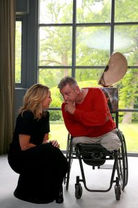 20-05-2016 SHOWBIZZ; MICKY HOOGENDIJK-JUDITH WIERSEMA EN LOLO LOREN WERDEN VERRAST DOOR ROB SCHOLTE.
Rob Scholte kwam naar Naarden om hun expositie te openen. Rob al weer enige tijd goede vriendjes met Micky verraste de 3 dames met een verrassende opening speech.
foto: Albert den Iseger