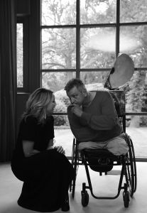 20-05-2016 SHOWBIZZ; MICKY HOOGENDIJK-JUDITH WIERSEMA EN LOLO LOREN WERDEN VERRAST DOOR ROB SCHOLTE.
Rob Scholte kwam naar Naarden om hun expositie te openen. Rob al weer enige tijd goede vriendjes met Micky verraste de 3 dames met een verrassende opening speech.
foto: Albert den Iseger