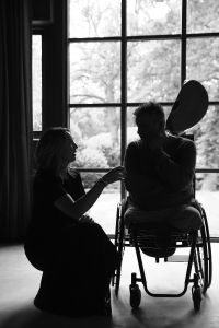 20-05-2016 SHOWBIZZ; MICKY HOOGENDIJK-JUDITH WIERSEMA EN LOLO LOREN WERDEN VERRAST DOOR ROB SCHOLTE.
Rob Scholte kwam naar Naarden om hun expositie te openen. Rob al weer enige tijd goede vriendjes met Micky verraste de 3 dames met een verrassende opening speech.
foto: Albert den Iseger