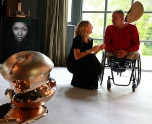 20-05-2016 SHOWBIZZ; MICKY HOOGENDIJK-JUDITH WIERSEMA EN LOLO LOREN WERDEN VERRAST DOOR ROB SCHOLTE.
Rob Scholte kwam naar Naarden om hun expositie te openen. Rob al weer enige tijd goede vriendjes met Micky verraste de 3 dames met een verrassende opening speech.
foto: Albert den Iseger