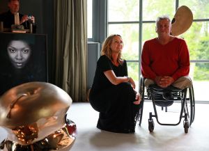 20-05-2016 SHOWBIZZ; MICKY HOOGENDIJK-JUDITH WIERSEMA EN LOLO LOREN WERDEN VERRAST DOOR ROB SCHOLTE.
Rob Scholte kwam naar Naarden om hun expositie te openen. Rob al weer enige tijd goede vriendjes met Micky verraste de 3 dames met een verrassende opening speech.
foto: Albert den Iseger